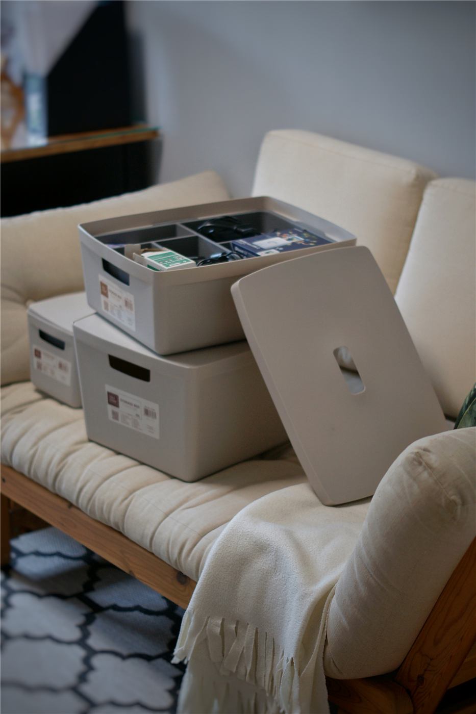 Boxy Flexistore na pohovce