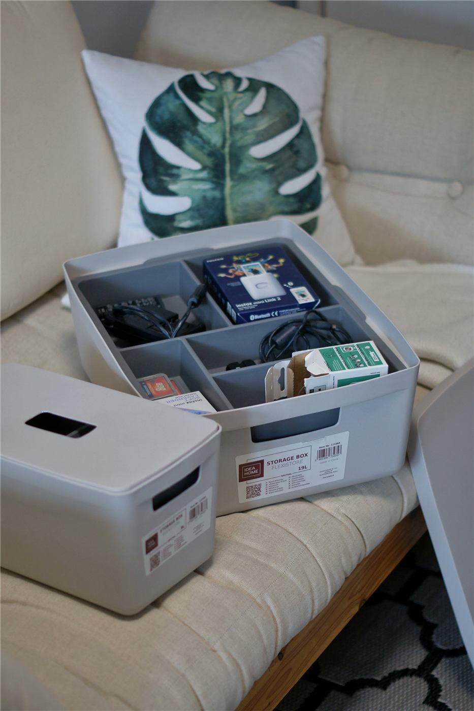 Box s přihrádkami plný drobností