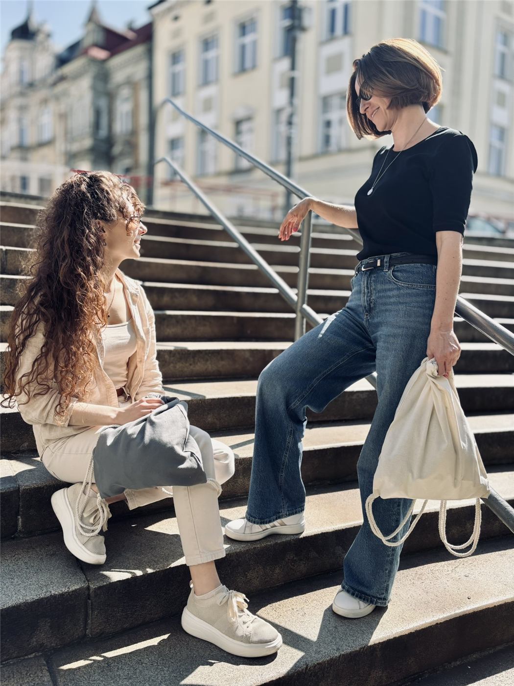 Spotkanie na schodach z torbami IDEA HOME